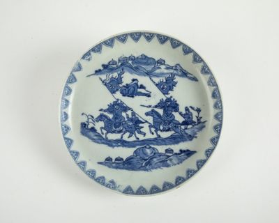 une assiette avec un motif bleu et blanc