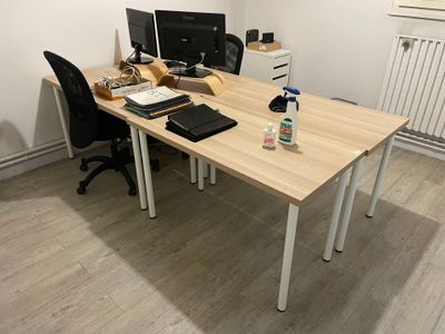 un bureau sur lequel sont posés deux ordinateurs et un ordinateur portable