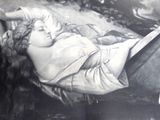 une photo en noir et blanc d'une femme allongée sur un lit