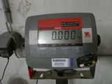 une photo d'une balance numérique dans un garage