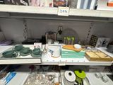 une étagère contenant divers articles dans un magasin