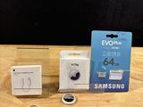 une image représentant une boîte avec un chargeur et ce dernier branché dessus
