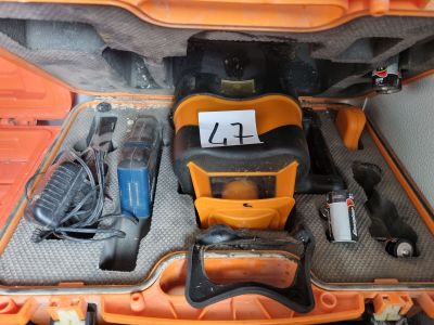 une mallette orange posée par terre, contenant des outils
