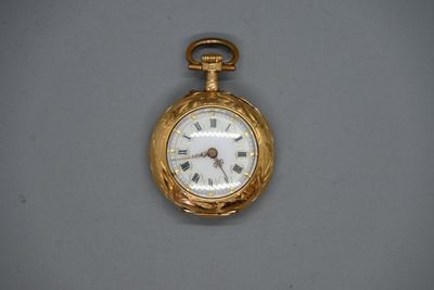 une montre de poche en or avec des chiffres romains sur le cadran