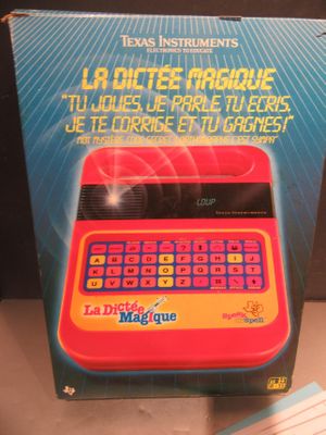 une boîte contenant une calculatrice, posée sur une table