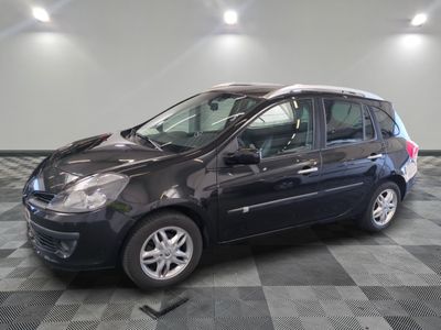 la photo d'une petite voiture noire garée sur un sol en damier