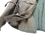 une veste posée sur un sac