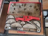 une boîte à outils avec des outils posés sur une table