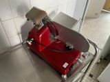 une machine rouge posée sur un comptoir