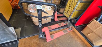 une pile de cartons posée sur un chariot élévateur