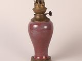 un vase rouge surmonté d'une couronne