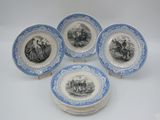 six assiettes bleues et blanches avec des photos de personnes