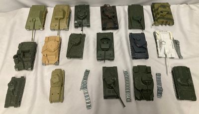 de nombreux types de véhicules militaires différents sur une feuille blanche