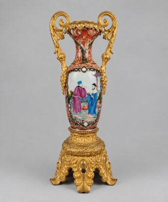 une image représentant un vase posé sur un socle et orné d'une peinture