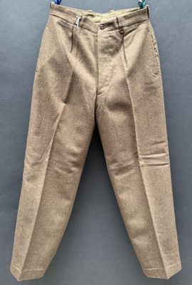 un gros plan d'un pantalon suspendu à un cintre