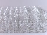 de nombreuses bouteilles en verre transparent posées sur une surface blanche