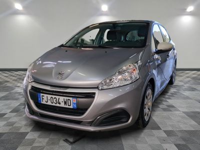 la voiture argentée est garée dans le garage sur le sol en damier