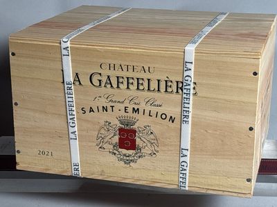 une boîte en bois portant une étiquette, posée sur une étagère
