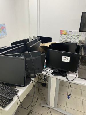 de nombreux ordinateurs de bureau et portables posés sur un bureau