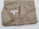 un gros plan sur une chemise portant une étiquette