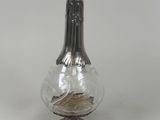 un petit vase en verre contenant un oiseau