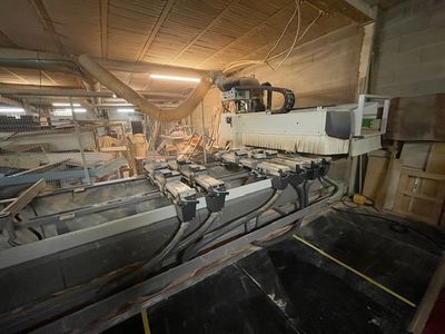 une machine qui travaille sur une pièce de bois