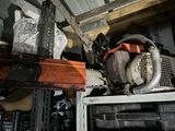 une tronçonneuse posée sur une étagère dans un garage