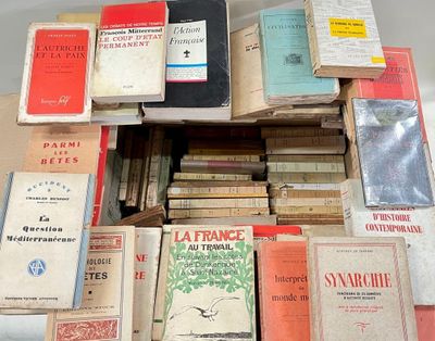 plusieurs livres empilés sur une table