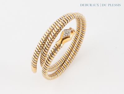 un gros plan sur une bague en forme de serpent en or et diamants