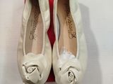 une paire de chaussures blanches ornées d'une fleur sur le côté
