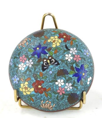 une image représentant une assiette bleue ornée d'un papillon et de fleurs