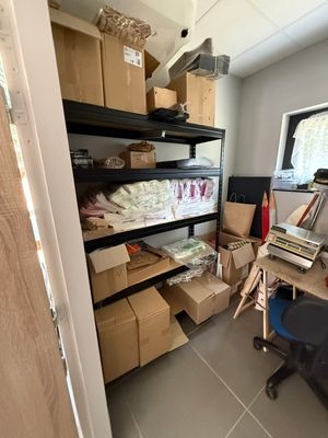 une pièce contenant un bureau, des étagères et une chaise