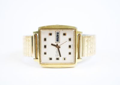 une image d'un gros plan d'une montre-bracelet sur une surface blanche