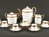 une image représentant un ensemble de tasses à café et de soucoupes posées sur une table