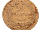 gros plan d'une pièce de monnaie sur fond blanc