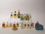 beaucoup de petits flacons de parfum sur une étagère