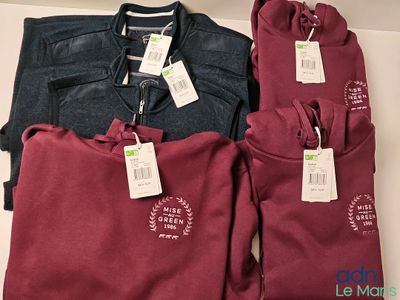 trois t-shirts qui ont encore leurs étiquettes