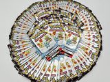 beaucoup de cartes étalées sur la table