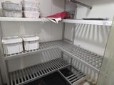une étagère blanche remplie d'une multitude de récipients et de boîtes