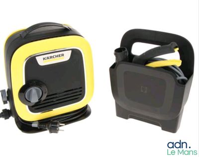 un compresseur d'air portable jaune et noir à côté d'un compresseur d'air portable noir et jaune