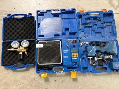 Un ensemble de 3 mallettes comprenant : un régulateur de pression pour