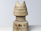 un petit vase posé sur une table
