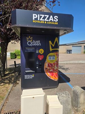un distributeur automatique de pizzas au bord de la route