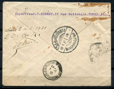 une vieille enveloppe avec des timbres, posée sur une table en bois