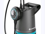 une pompe à eau à laquelle est raccordé un tuyau