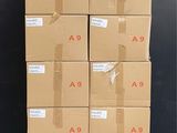 des cartons empilés sur des palettes devant un mur noir