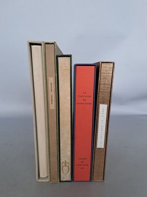 plusieurs livres sont empilés sur une table