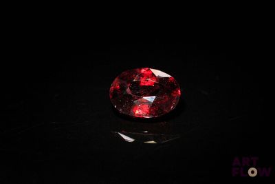 gros plan d'un diamant rouge sur une surface noire