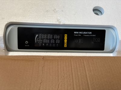 une image représentant une boîte sur laquelle est posée une horloge