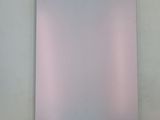 un carré blanc sur le mur, éclairé d'une lumière rose
